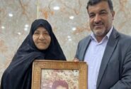 دیدار مهندس محمدی مدیرعامل شرکت فولاد اکسین خوزستان با مادر شهدای فرجوانی