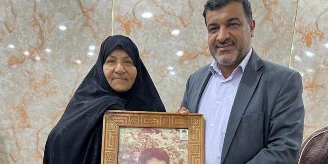 دیدار مهندس محمدی مدیرعامل شرکت فولاد اکسین خوزستان با مادر شهدای فرجوانی