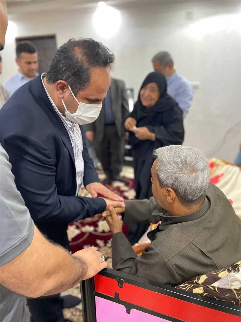 عیادتِ مدیر عامل شركت لوله سازی اهواز از همكارانِ آسیب دیده‌ی حینِ كار